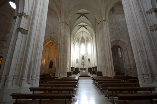 Nave central y cabecera de la iglesia de Cardeña